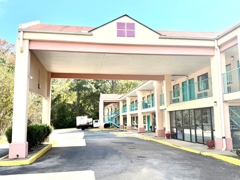 Primary Photo Of 547 S Archusa Ave, Quitman Hotel For Sale