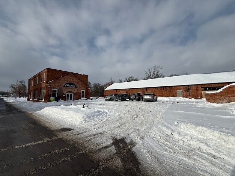 More Photos Of 11 Pottery Rd, Sullivan Unknown For Lease