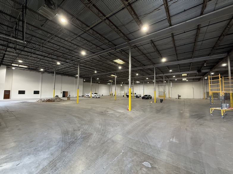More Photos Of 935 Avenue R, Grand Prairie Distribution For Lease