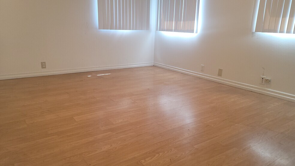 More Photos Of 14401 Gilmore St, Van Nuys Office For Lease