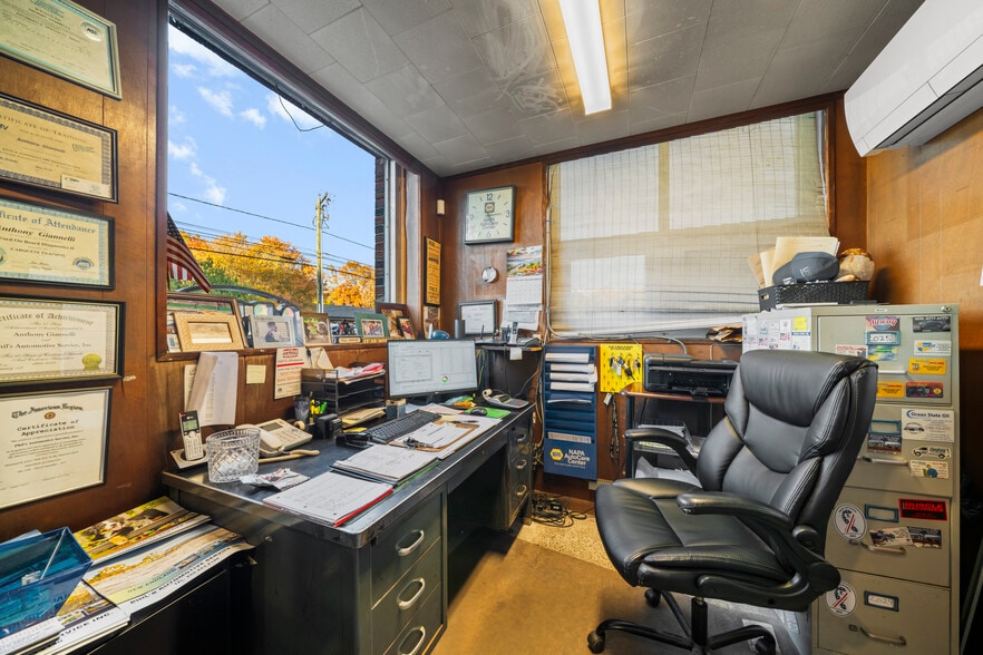 More Photos Of 457 Spring St, Windsor Locks Auto Repair For Sale