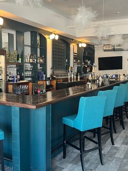 More Photos Of 617 Main St, Hyannis General Retail For Lease