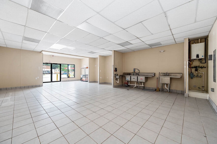 More Photos Of 1417 7th St, Bay City Storefront For Lease