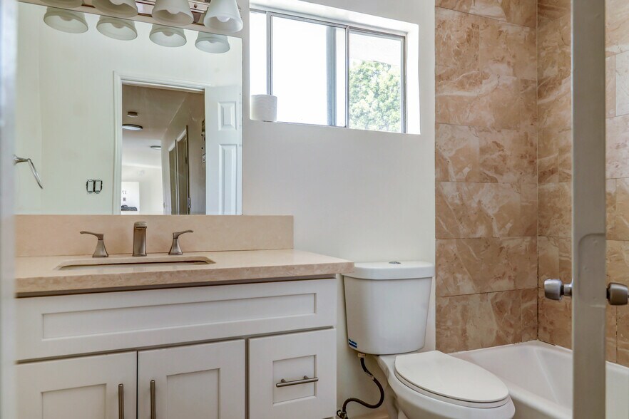 More Photos Of 423 N Harvard Blvd, Los Angeles Apartments For Sale