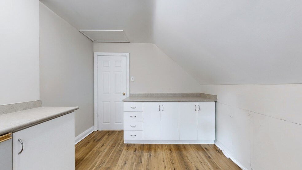 More Photos Of 509 Lakeshore Rd W, Oakville General Retail For Sale