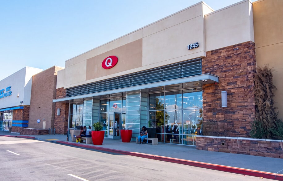 More Photos Of 1145 Renaissance Pky, Rialto Supermarket For Lease