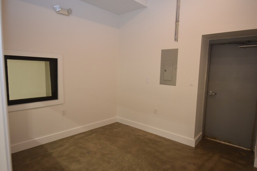 More Photos Of 6128 Brookshire Blvd, Charlotte Light Distribution For Lease