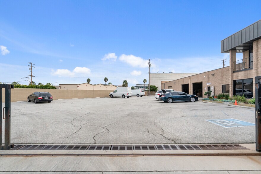 More Photos Of 18732 Corby Ave, Artesia Warehouse For Lease