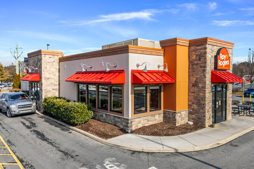 Primary Photo Of 130 Riverton Commons Plz, Front Royal Fast Food For Sale