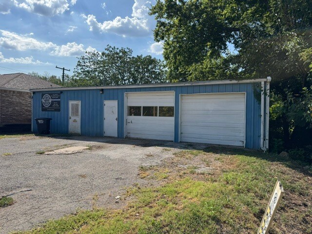 More Photos Of 1026 E Highland St, Shawnee Industrial For Sale