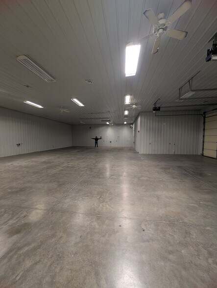 More Photos Of 816 W Fairview Ave, Carthage Showroom For Lease