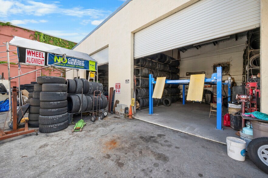 More Photos Of 3173 SE Railroad Ave, Stuart Service For Sale