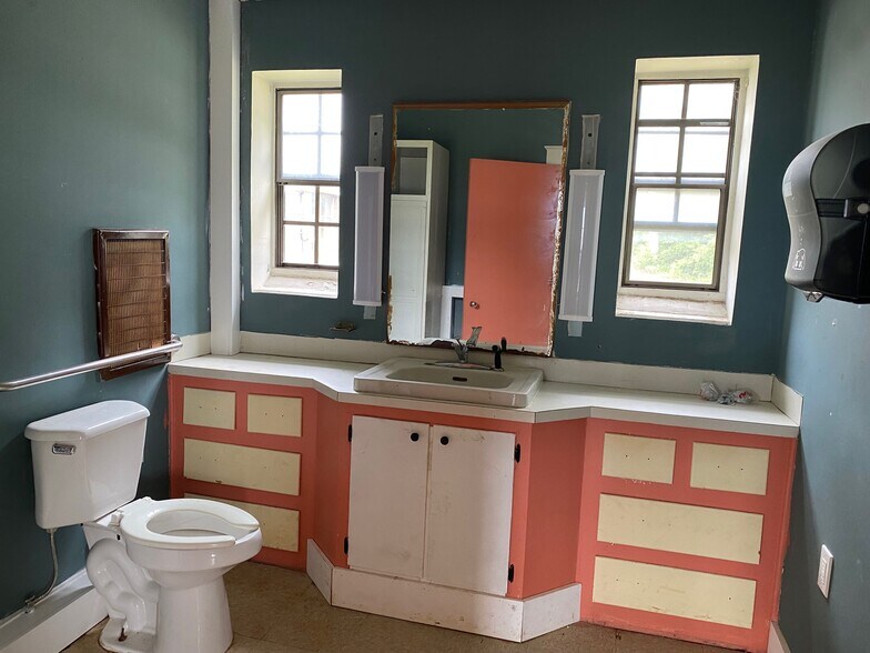 More Photos Of 1811 S Gloster St, Tupelo Daycare Center For Lease