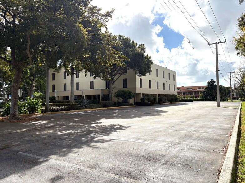 More Photos Of 900 NW 13th St, Boca Raton Medical For Lease