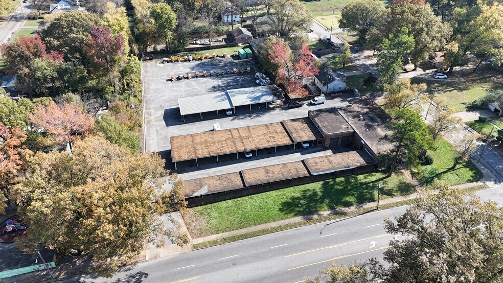Primary Photo Of 954 S Highland St, Memphis Truck Terminal For Sale