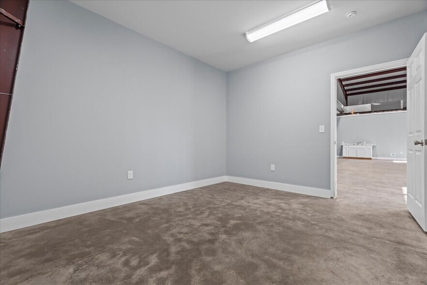 More Photos Of 3345 Willow Creek Rd, Florence Flex For Lease