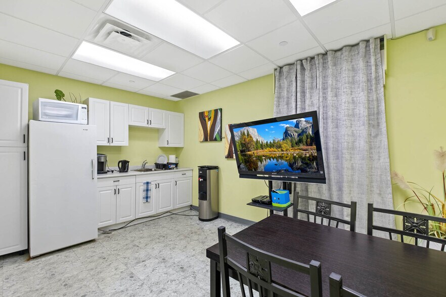 More Photos Of 2040 Springfield Rd, Kelowna Apartments For Sale