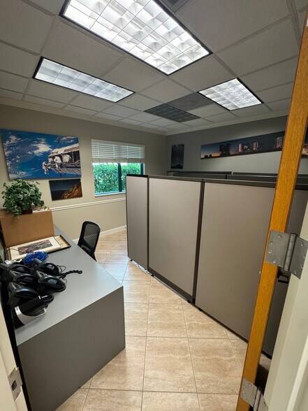 More Photos Of 2770 Horseshoe Dr S, Naples Office For Lease