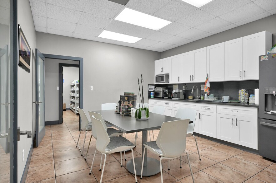 More Photos Of 8111-8119 NW 33rd St, Miami Warehouse For Sale