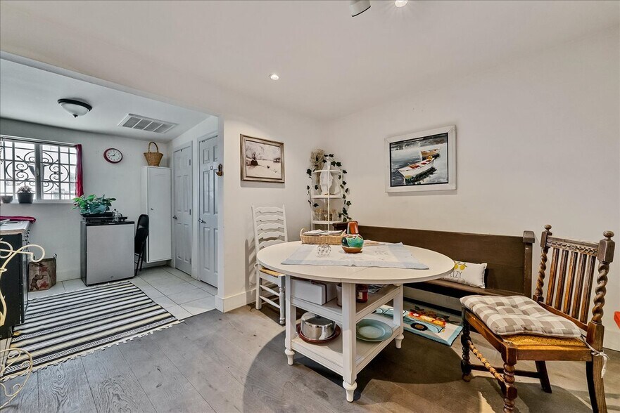 More Photos Of 19709 Ventura Blvd, Woodland Hills Office For Sale