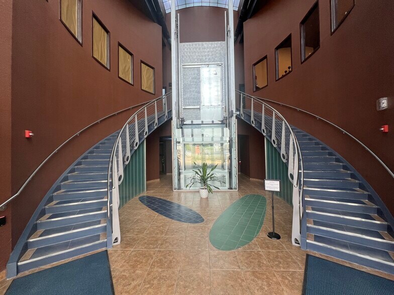 More Photos Of 812 Burlington Dr, Bismarck Office For Lease