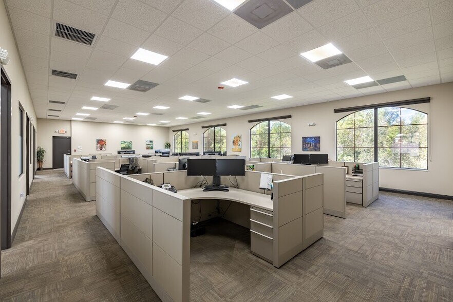 More Photos Of 422 NE 2nd Pl, Cape Coral Office For Lease