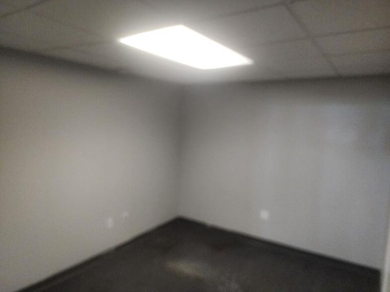 More Photos Of 4305 N 6th St, Harrisburg Showroom For Lease