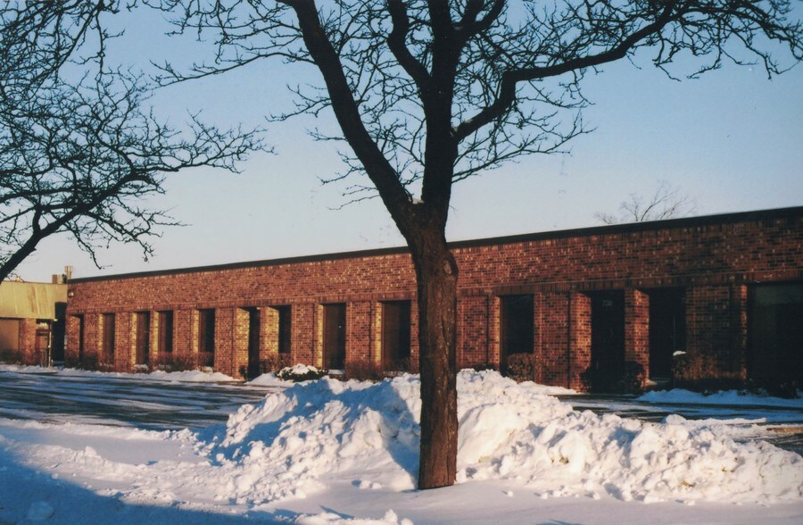 More Photos Of 702-778 W Algonquin Rd, Arlington Heights Warehouse For Lease