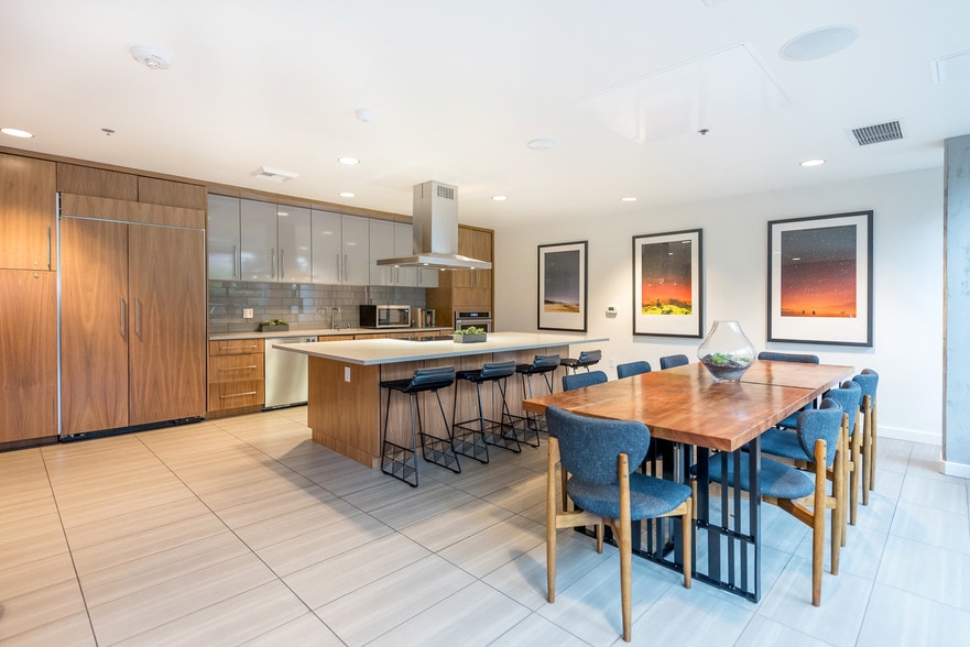 More Photos Of 900 NE 65th St, Seattle Apartments For Lease