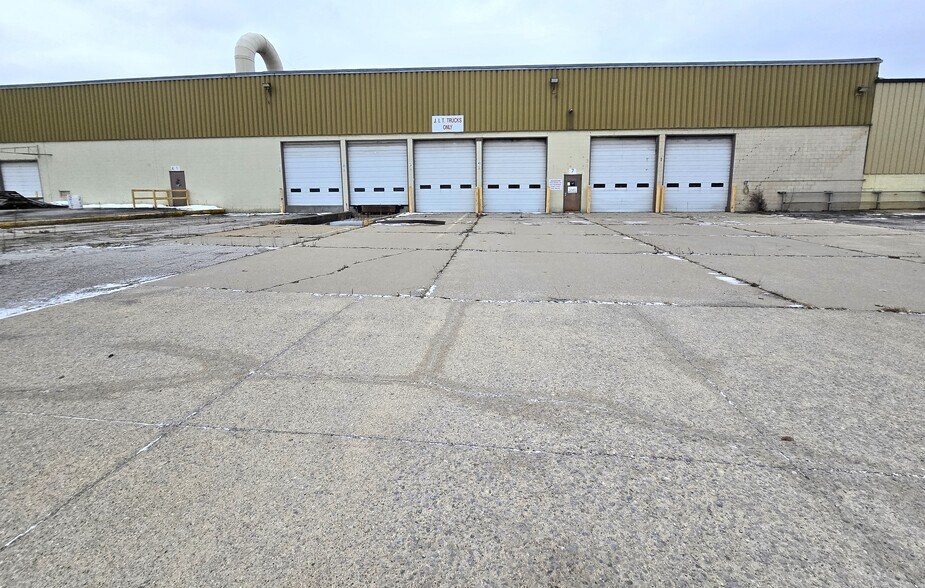 More Photos Of 401 E 5th St, Pinconning Distribution For Sale