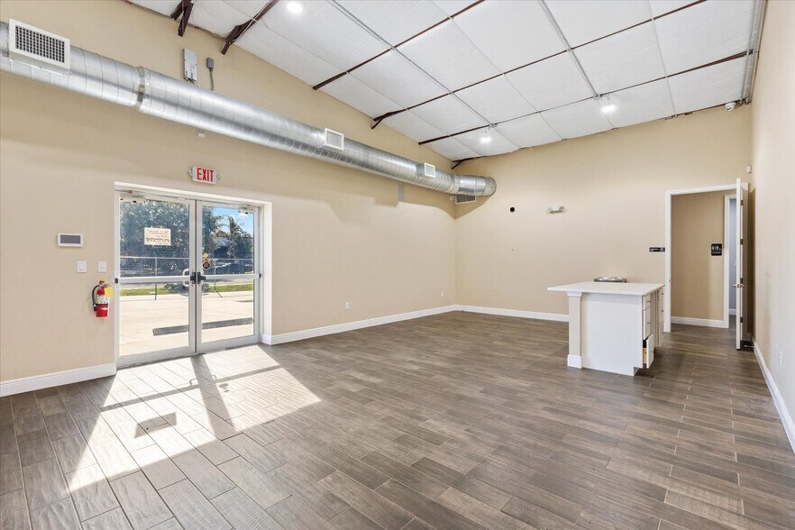 More Photos Of 1818 Greenleaf Ln, Leesburg Warehouse For Lease