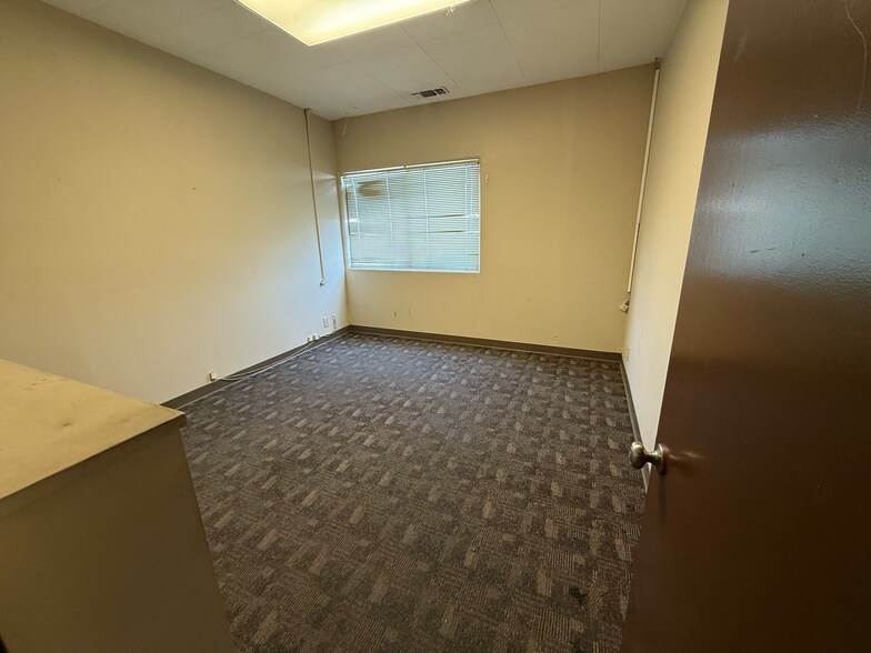 More Photos Of 2242 Hoover Ave, Modesto Warehouse For Lease