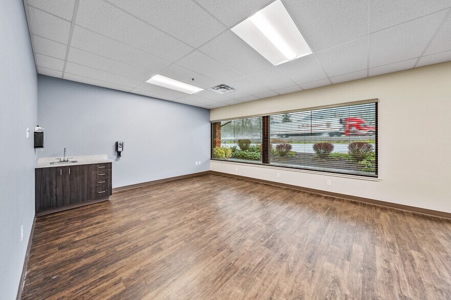 More Photos Of 2166 NW Vine St, Grants Pass Medical For Sale