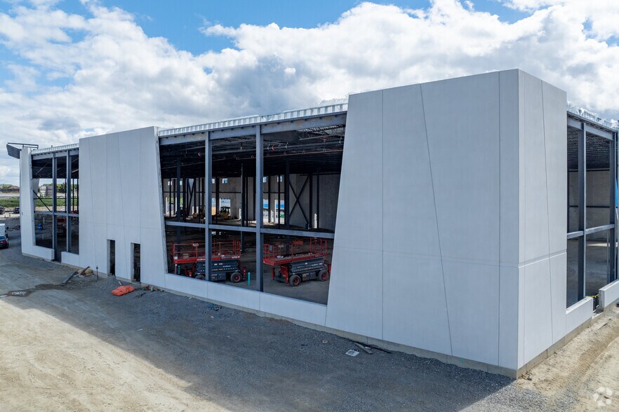 More Photos Of 435 Cityview Blvd, Vaughan Industrial For Sale