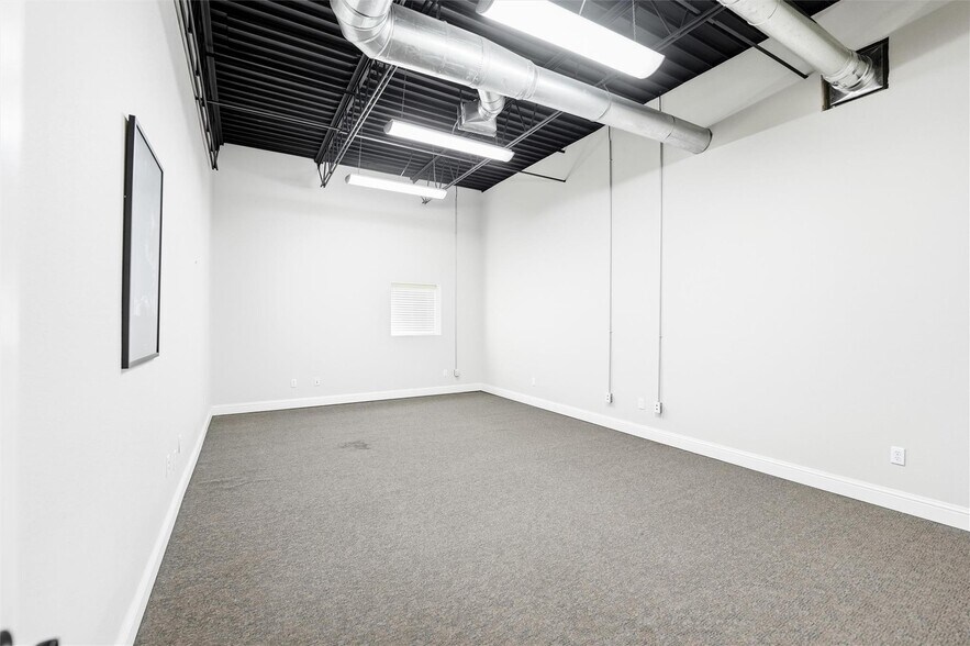 More Photos Of 1300 E Belknap St, Fort Worth Showroom For Sale