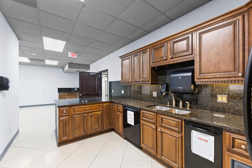 More Photos Of 4800 Lamar Ave, Mission Office For Lease