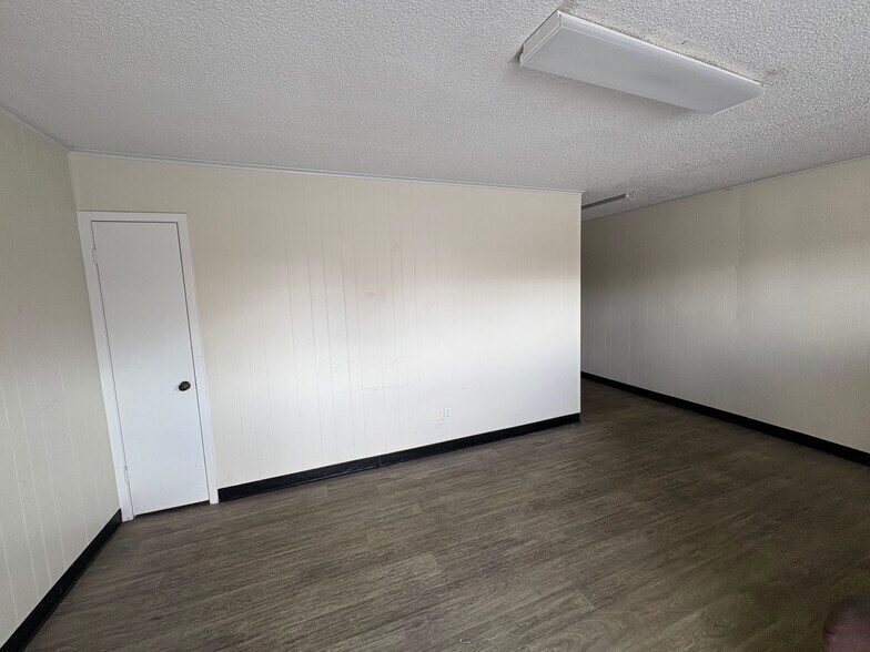 More Photos Of 10612 Hempstead Rd, Houston Unknown For Lease