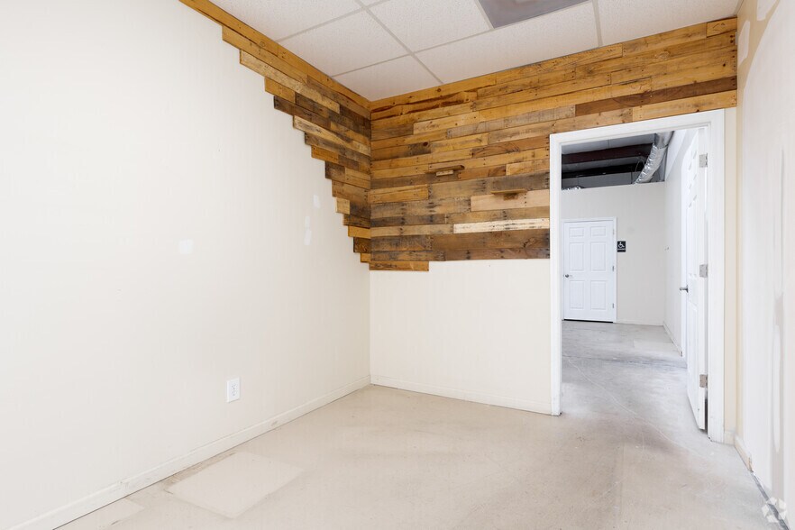 More Photos Of 2600 Aurora Rd, Melbourne Unknown For Lease