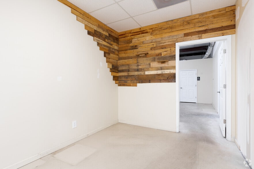 More Photos Of 2600 Aurora Rd, Melbourne Unknown For Lease