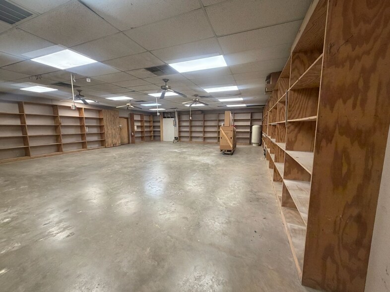 More Photos Of 115-119 Plaza W, Texarkana Warehouse For Sale