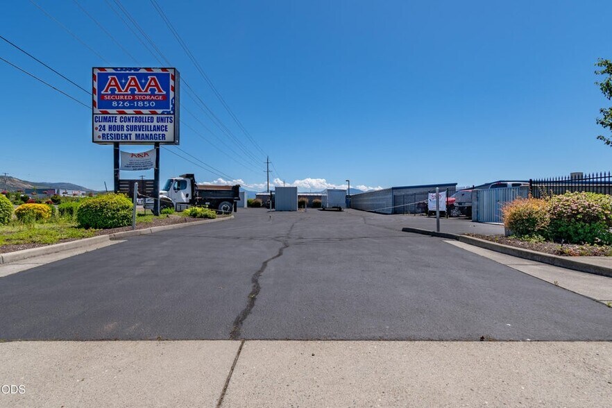 Primary Photo Of 1060 Dillon Way, Central Point Specialty For Sale