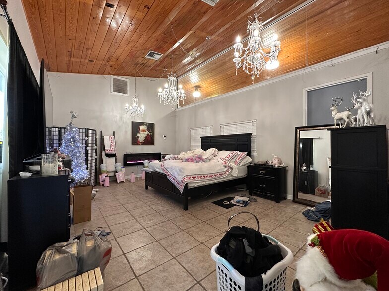 More Photos Of 6580 69th St, Vero Beach Veterinarian Kennel For Sale