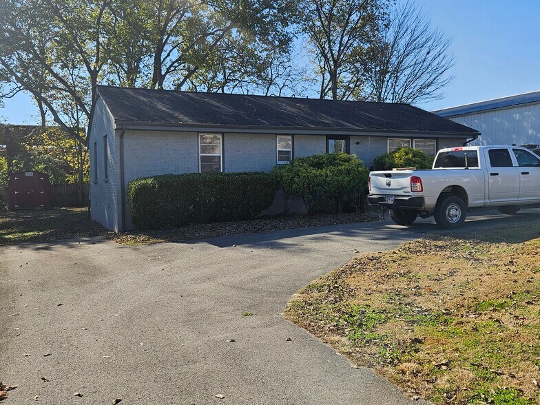 More Photos Of 110 Confederate Dr, Franklin Office Residential For Lease