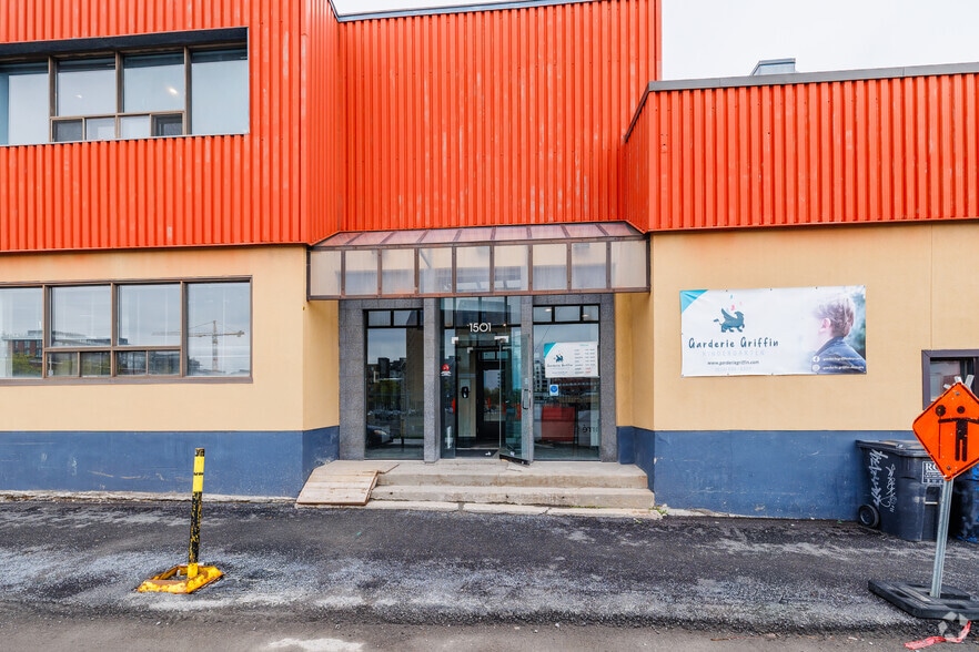 More Photos Of 425 Rue Guy, Montréal Light Distribution For Lease