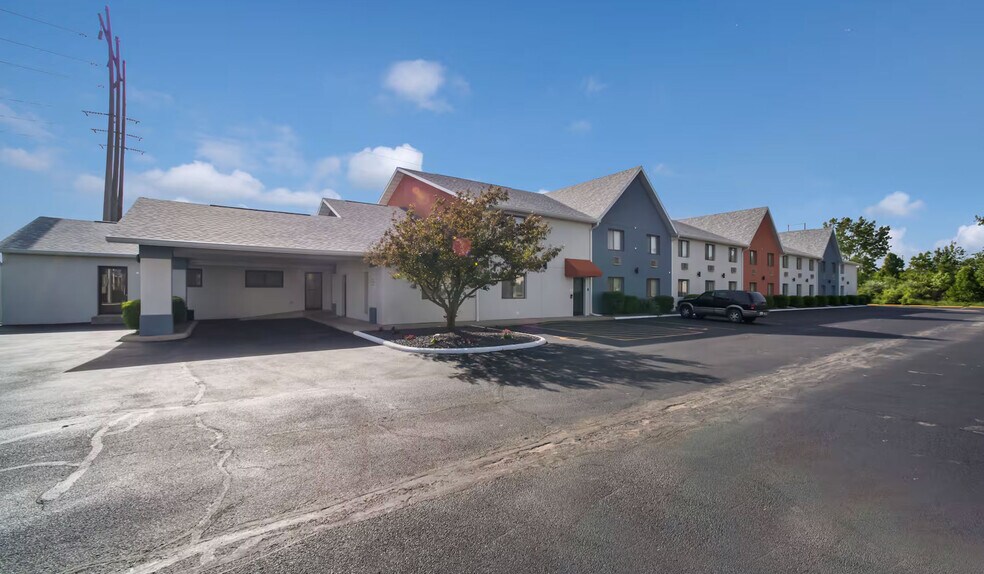 Primary Photo Of 1606 W Fayette Ave, Effingham Hotel For Sale