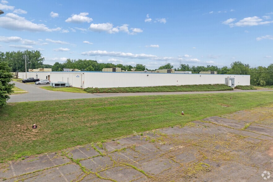 More Photos Of 92 Deerfield Rd, Windsor Unknown For Lease