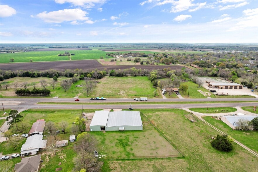 More Photos Of 613 2nd St, Kerens Light Manufacturing For Sale