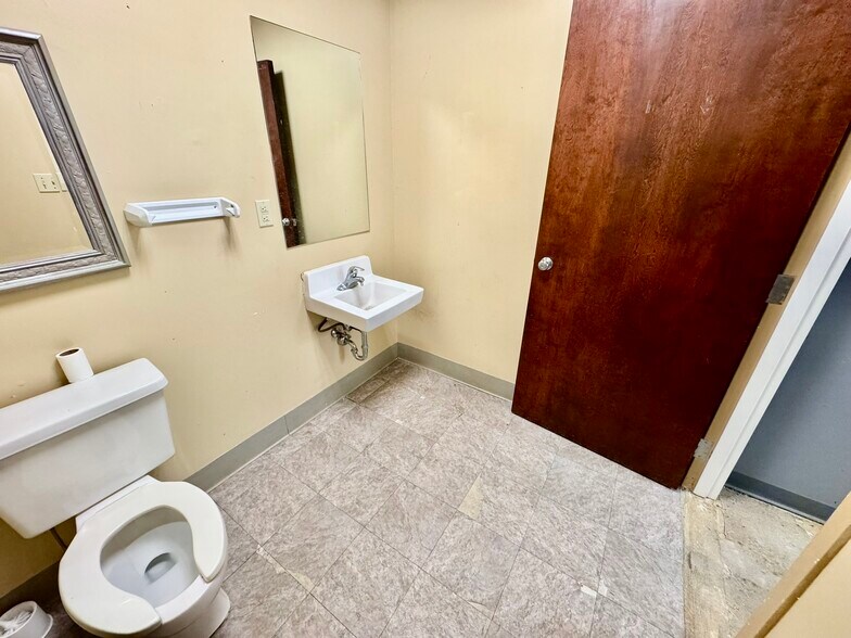 More Photos Of 642 Sheridan Dr, Tonawanda Freestanding For Lease