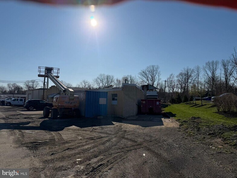 More Photos Of 2275 Wyandotte Rd, Willow Grove Manufacturing For Sale