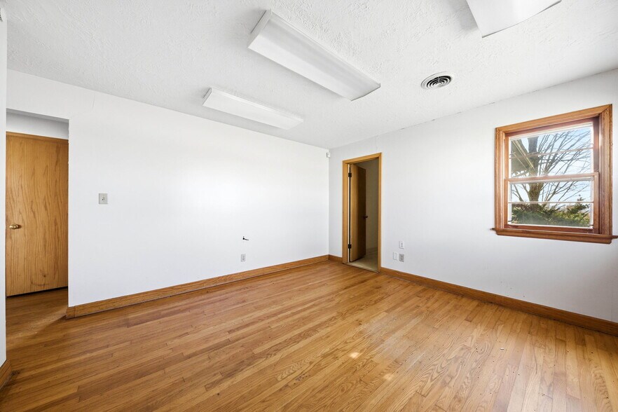 More Photos Of 803 E Broadway Blvd, Jefferson City Warehouse For Sale